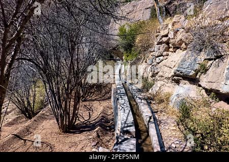 Vue sur le falaj (aflaj : les anciens canaux d'irrigation omanais) à Jebel Akhdar, Al Ain, Saiq, Oman Banque D'Images