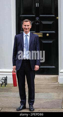 Londres, Royaume-Uni. 15th mars 2023. Jeremy Hunt, député, chancelier de l'Échiquier, devant le n° 11 Downing Street, avec son coffret rouge emblématique, que l'on appelle la mallette, avant de remettre le budget du printemps au Parlement. Credit: Imagetraceur/Alamy Live News Banque D'Images