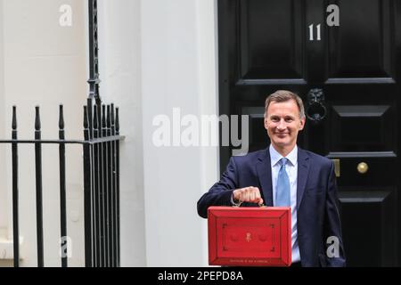 Londres, Royaume-Uni. 15th mars 2023. Jeremy Hunt, député, chancelier de l'Échiquier, devant le n° 11 Downing Street, avec son coffret rouge emblématique, que l'on appelle la mallette, avant de remettre le budget du printemps au Parlement. Credit: Imagetraceur/Alamy Live News Banque D'Images