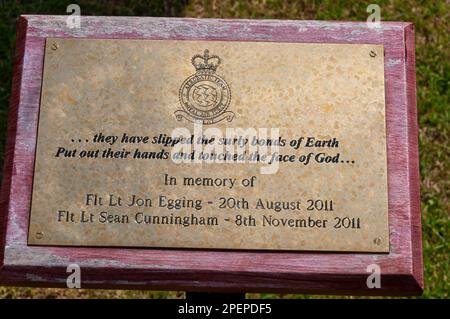 Plaque commémorative pour les morts Royal Air Force Red Arches montrent les pilotes de l'équipe à RAF Scampton, Royaume-Uni. FLT Lt Jon Egging & FLT Lt Sean Cunningham a tué 2011 personnes Banque D'Images