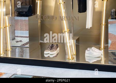 Giorgio Armani magasin phare à la galerie Vittorio Emanuele, Milan, Italie. Détail d'une fenêtre. Banque D'Images