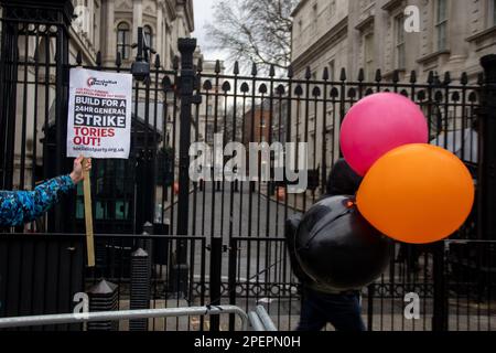 Londres, Royaume-Uni. 15th mars 2023. Londres, Royaume-Uni - 15 mars 2023 : le jour du budget, au milieu d'une grève générale de 24 heures impliquant de nombreux syndicats et travailleurs, un manifestant socialiste s'est tenu devant Downing Street. Credit: Sinai Noor/Alay Live News Banque D'Images