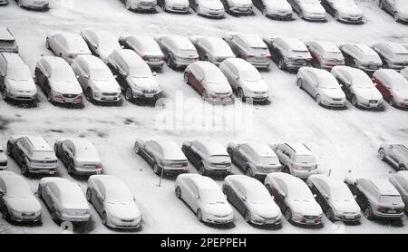 Kiev, Ukraine 12 mars 2023: Les voitures dans le parking ont balayé par la neige collante Banque D'Images