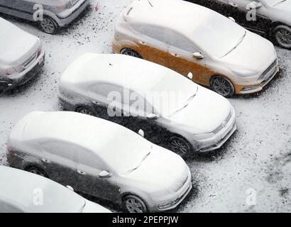 Kiev, Ukraine 12 mars 2023: Les voitures dans le parking ont balayé par la neige collante Banque D'Images