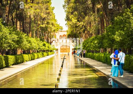 Yazd, Iran - 10th juin, 2022: visite d'un couple de touristes musulmans célèbre attraction touristique Dowlat Abad Garden , Yazd , Iran Banque D'Images