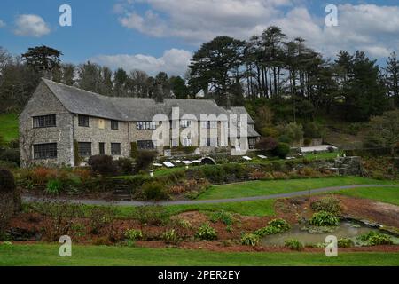 Coleton Fishacre, Kingjure, Dartmouth, Devon, Angleterre, ROYAUME-UNI. -vue paysage de l'extérieur de la maison. Banque D'Images