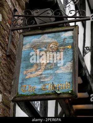 Pub traditionnel suspendu enseigne au Cherub Inn - maison publique - 13 Higher Street, Dartmouth, Devon, Angleterre, Royaume-Uni - pub et restaurant datant de 14th ans. Banque D'Images