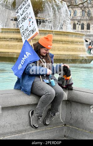 Les jeunes médecins ont prêté leur soutien à des enseignants en grève qui ont assisté à un rassemblement de la Journée du budget à Trafalgar Square, Londres, Royaume-Uni, au nom du Syndicat national de l'éducation. Banque D'Images