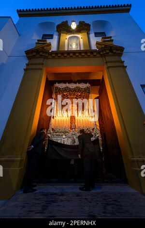 Arahal. Séville. Espagne. 15th avril 2022. Procession du pallium de la fraternité du Saint-Burial (Santo Entierro); d'Arahal (Séville), dur Banque D'Images
