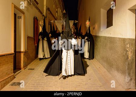 Arahal. Séville. Espagne. 15th avril 2022. Pénitents de la fraternité du Saint-Entierro (Saint-Burial), d'Arahal (Séville), pendant le processi Banque D'Images