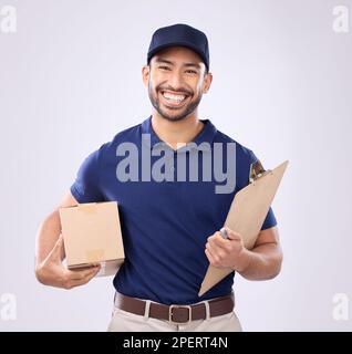 Portrait de l'homme de livraison isolé sur les services de messagerie de fond de studio, la chaîne d'approvisionnement et la liste de vérification de presse-papiers. Travailleur asiatique, entreprise ou logistique Banque D'Images