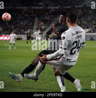 15 mars 2023: Le défenseur du LAFA Jésus Murillo est mis sous pression par le milieu de terrain d'Alajuelense Suhander Zuniga. Alajuelense 2:1 LAPC, 2023 ConCACAF Champions League Round of 16, BOM Stadium, Los Angeles, CA, Etats-Unis, 15 mars 2023. (Credit image: © Scott Mitchell/ZUMA Press Wire) USAGE ÉDITORIAL SEULEMENT! Non destiné À un usage commercial ! Banque D'Images