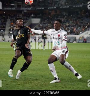 15 mars 2023: Le milieu de terrain de la LAFC, José Cifuentes et le milieu de terrain d'Alajuelense, Rashir Parkins, s'accordent dans la seconde moitié du jeu. Alajuelense 2:1 LAPC, 2023 ConCACAF Champions League Round of 16, BOM Stadium, Los Angeles, CA, Etats-Unis, 15 mars 2023. (Credit image: © Scott Mitchell/ZUMA Press Wire) USAGE ÉDITORIAL SEULEMENT! Non destiné À un usage commercial ! Banque D'Images