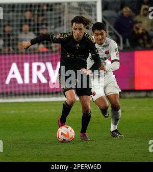 15 mars 2023: Llie Sanchez, milieu de terrain de la LAFA, est poursuivie par un joueur d'Alajuelense. Alajuelense 2:1 LAPC, 2023 ConCACAF Champions League Round of 16, BOM Stadium, Los Angeles, CA, Etats-Unis, 15 mars 2023. (Credit image: © Scott Mitchell/ZUMA Press Wire) USAGE ÉDITORIAL SEULEMENT! Non destiné À un usage commercial ! Banque D'Images