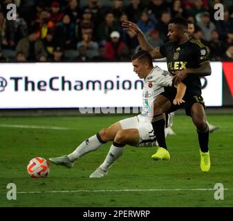 15 mars 2023: Carlos Mora, milieu de terrain d'Alajuelense, s'incline dans le défenseur du LAFA Diego Palacios. Alajuelense 2:1 LAPC, 2023 ConCACAF Champions League Round of 16, BOM Stadium, Los Angeles, CA, Etats-Unis, 15 mars 2023. (Credit image: © Scott Mitchell/ZUMA Press Wire) USAGE ÉDITORIAL SEULEMENT! Non destiné À un usage commercial ! Banque D'Images