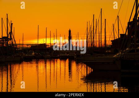 GÊNES, ITALIE, 20 NOVEMBRE 2022 - vue de Lanterna (phare) de Gênes au coucher du soleil, Italie. Banque D'Images