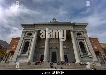 OROPA, ITALIE, 30 OCTOBRE 2022 - vue sur le sanctuaire d'Oropa, sanctuaire marial dédié à la Vierge Noire, province de Biella, Piémont, Italie Banque D'Images