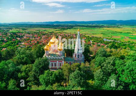 Shipka Memorial Église russe, ville de Shipka, Bulgarie, vue aérienne sur les drones Banque D'Images