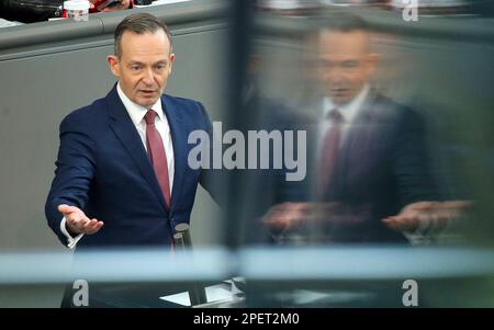 Berlin, Allemagne. 16th mars 2023. Volker Wissing (FDP), ministre fédéral des Transports, prend la parole lors de la session du Bundestag au cours du débat sur le billet de 49 euros pour les transports publics. Credit: Wolfgang Kumm/dpa/Alay Live News Banque D'Images