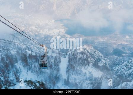 Bohinj, Slovénie - 19 février 2023: Télécabine à la montagne Vogel, célèbre station de ski dans le parc national slovène Triglav Banque D'Images