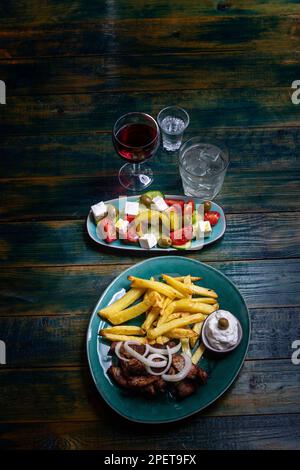 Gyros grec avec frites et Tzaziki Banque D'Images