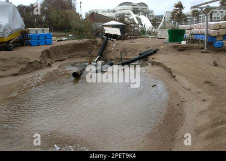 Eaux usées industrielles, le pipeline déverse des déchets industriels liquides dans la mer, sur une plage de la ville. Des eaux usées sales s'écoulent d'un tuyau d'égout en plastique Banque D'Images