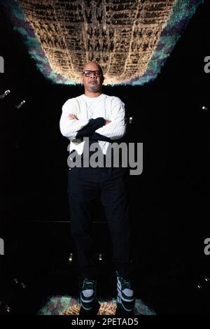 Londres, Royaume-Uni. 16th mars 2023. L'artiste Victor Ehikhamenor avec son œuvre « Do This in Memory of US », 2019-20, à la Gagosian Gallery, rue Brittania. Il fait partie d'une exposition de groupe, rites of passage, par Peju Oshin, qui explore les questions de migration, d'identité et d'appartenance. Credit: Anna Watson/Alay Live News Banque D'Images