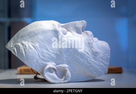 16 mars 2023, Mecklembourg-Poméranie occidentale, Güstrow: Le masque de la mort de Barlach peut être vu dans la nouvelle exposition permanente du Musée Ernst Barlach dans l'ancien studio. Après plusieurs mois de fermeture et de travaux de rénovation, l'exposition permanente sur la vie et le travail d'Ernst Barlach sera rouverte pendant un week-end festif. Photo: Jens Büttner/dpa Banque D'Images