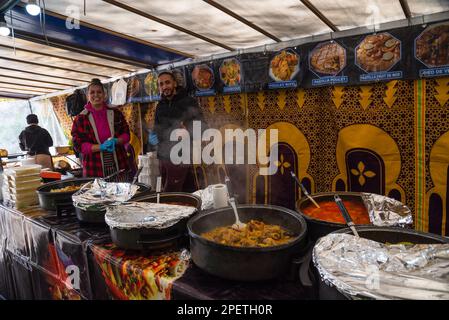 Saint-Maur-des-fosses, France - 8 octobre 2022 : couscous et autres plats traditionnels marroques, traiteur au marché des fermiers de rue. Banque D'Images