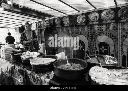 Saint-Maur-des-fosses, France - 8 octobre 2022 : couscous et autres plats traditionnels marroques stall au marché des fermiers de rue. Photo noir et blanc Banque D'Images