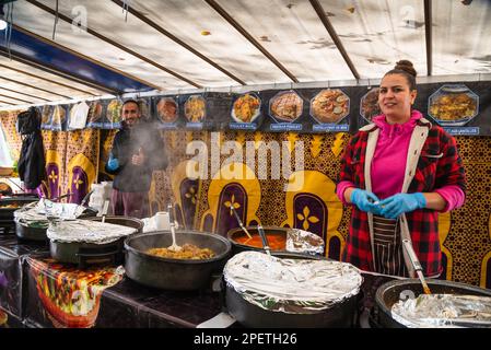 Saint-Maur-des-fosses, France - 8 octobre 2022 : couscous et autres plats traditionnels marroques, traiteur au marché des fermiers de rue. Banque D'Images