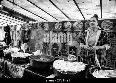 Saint-Maur-des-fosses, France - 8 octobre 2022 : couscous et autres plats traditionnels marroques stall au marché des fermiers de rue. Photo noir et blanc Banque D'Images