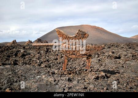 Vieux panneau pour la route touristique pista Turistica montanas del fuego parque nacional de timanfaya Lanzarote, îles Canaries, Espagne Banque D'Images