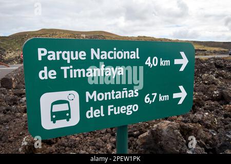 Panneau pour parque nacional de timanfaya et montanas del fuego bus tour Lanzarote, îles Canaries, Espagne Banque D'Images