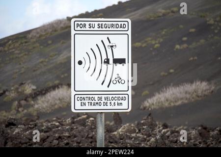 Panneau d'avertissement en espagnol sur le contrôle de vitesse radar pour votre sécurité parque nacional de timanfaya Lanzarote, îles Canaries, Espagne Banque D'Images