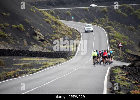 Groupe de cyclistes à vélo dans le parque nacional de timanfaya Lanzarote, îles Canaries, Espagne Banque D'Images