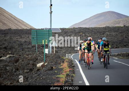 Groupe de cyclistes à vélo dans le parque nacional de timanfaya Lanzarote, îles Canaries, Espagne Banque D'Images