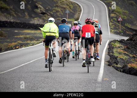 Groupe de cyclistes à vélo dans le parque nacional de timanfaya Lanzarote, îles Canaries, Espagne Banque D'Images