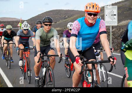 Groupe de cyclistes à vélo dans le parque nacional de timanfaya Lanzarote, îles Canaries, Espagne Banque D'Images