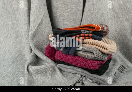 Ensemble de bonnets d'hiver, vêtements d'hiver en maille, velours de laine gris, casquette de sport, bonnet en maille sur fond blanc Banque D'Images