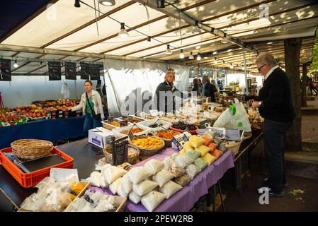 Saint-Maur-des-fosses, France - 8 octobre 2022: : L'homme senior achetant des druits secs, des céréales, des noix et des épices stall sur le marché des fermiers de rue. Banque D'Images