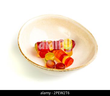 Pile de bonbons ronde isolée, mâchant des pilules marmelade colorées, Jelly Gumdrops Heap, bonbons gélatine sur fond blanc Banque D'Images