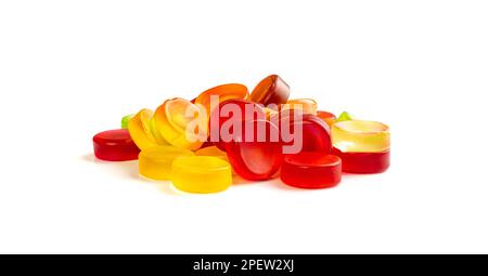 Pile de bonbons ronde isolée, mâchant des pilules marmelade colorées, Jelly Gumdrops Heap, bonbons gélatine sur fond blanc vue latérale Banque D'Images