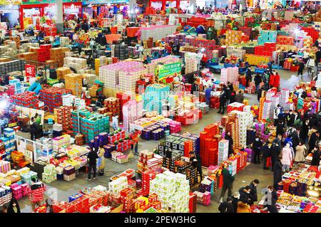 Pékin, province chinoise de Zhejiang. 17th janvier 2023. Les consommateurs achètent des produits pour le nouvel an chinois sur un marché des fruits à Yiwu, dans la province de Zhejiang, dans l'est de la Chine, le 17 janvier 2023. Credit: Gong Xianming/Xinhua/Alamy Live News Banque D'Images