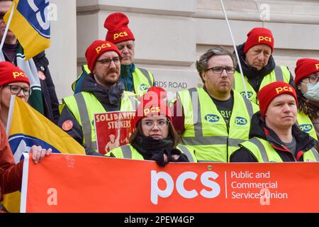 Londres, Royaume-Uni. 15th mars 2023. PCS (public and commercial Services Union) a protesté en dehors de HM Treasury et a défilé à Trafalgar Square le jour du budget pour réclamer un salaire équitable, alors que divers syndicats de plusieurs secteurs ont organisé des sorties à travers le Royaume-Uni. Banque D'Images