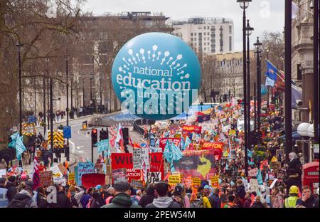 Londres, Royaume-Uni. 15th mars 2023. Manifestants à Piccadilly. Des milliers d'enseignants, de membres d'autres syndicats et de partisans ont défilé sur Trafalgar Square le jour du budget pour réclamer un salaire équitable, alors que divers syndicats dans plusieurs secteurs ont organisé des grèves dans tout le Banque D'Images