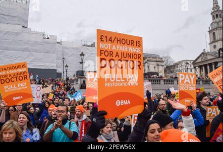 Londres, Royaume-Uni. 15th mars 2023. Médecins juniors à Trafalgar Square. Des milliers d'enseignants, de membres d'autres syndicats et de partisans ont défilé sur Trafalgar Square le jour du budget pour réclamer un salaire équitable, alors que divers syndicats dans plusieurs secteurs ont organisé des grèves à travers le Royaume-Uni. Banque D'Images