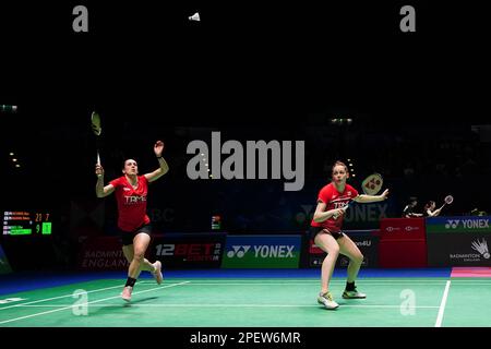 Chloe Birch et Lauren Smith (à gauche) en action contre Mayu Matsumoto et Wakana Nagahara (non photographiés) au Japon pendant la troisième journée des Championnats de badminton YONEX All England Open à l'Utilita Arena Birmingham. Date de la photo: Jeudi 16 mars 2023. Banque D'Images