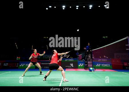 Chloe Birch et Lauren Smith (à gauche) en action contre Mayu Matsumoto et Wakana Nagahara (non photographiés) au Japon pendant la troisième journée des Championnats de badminton YONEX All England Open à l'Utilita Arena Birmingham. Date de la photo: Jeudi 16 mars 2023. Banque D'Images