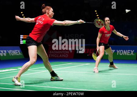 Chloe Birch et Lauren Smith (à gauche) en action contre Mayu Matsumoto et Wakana Nagahara (non photographiés) au Japon pendant la troisième journée des Championnats de badminton YONEX All England Open à l'Utilita Arena Birmingham. Date de la photo: Jeudi 16 mars 2023. Banque D'Images